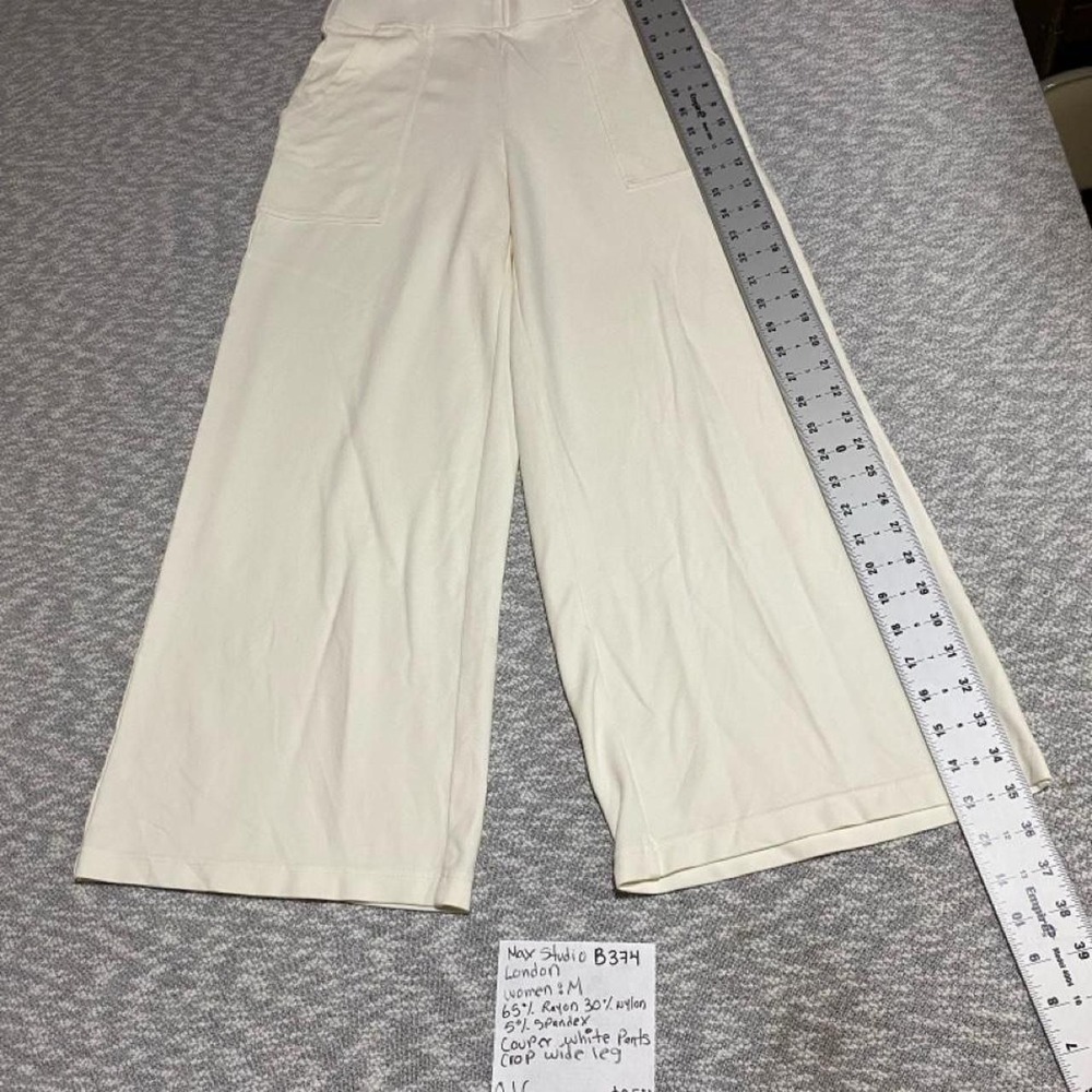 Max Studio London couper cream/white crop wide leg pants in a M. SKU-B374